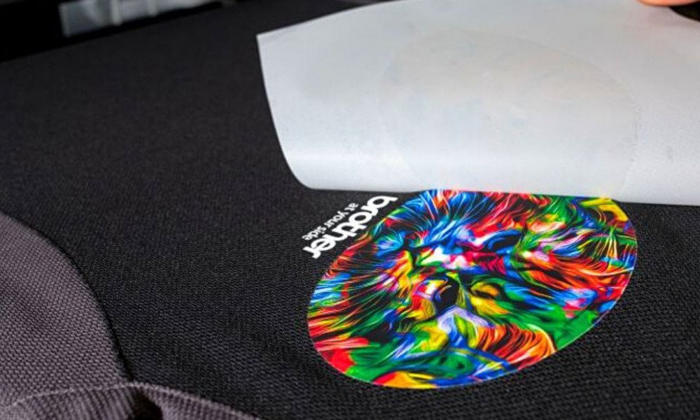 Marketingowe techniki znakowania dla ubrań i plastiku - sprawdź te propozycje!