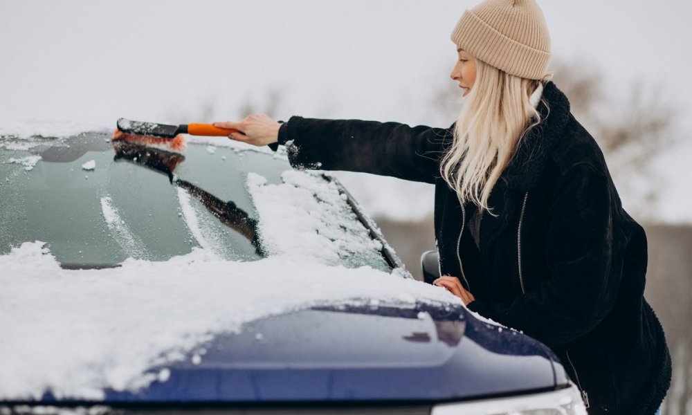 Jak przygotować auto do zimy? Narzędzia motoryzacyjne, które warto mieć pod ręką