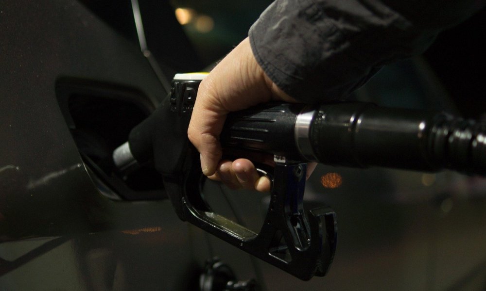 Jak wybrać najlepszą hurtownie paliwa? Kluczowe kryteria dla firm transportowych i gospodarstw rolny
