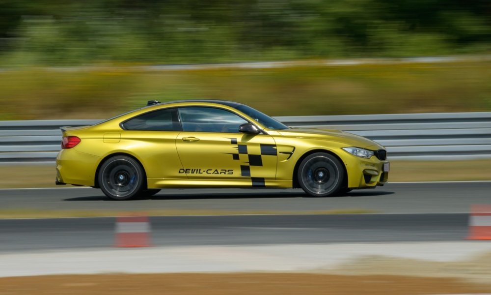 Szukasz prezentu marzeń dla chłopaka? Zabierz go na przejażdżkę BMW M4 po torze wyścigowym!