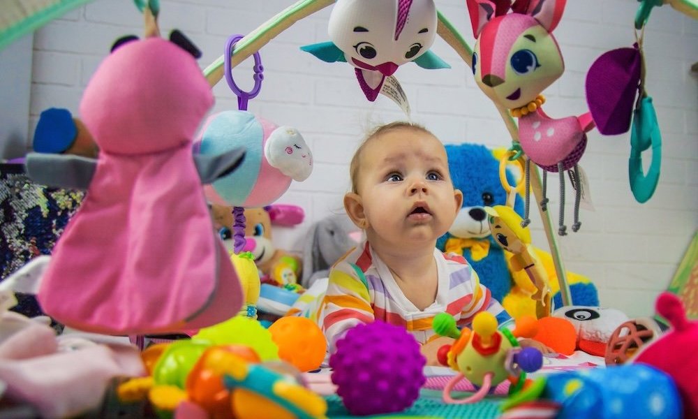 Czym różnią się zabawki sensoryczne od edukacyjnych? Na co uważać przy zakupie?