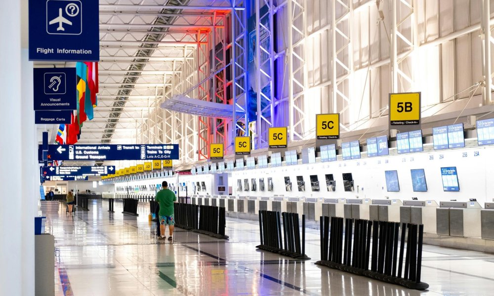 10 wskazówek jak uniknąć opóźnień i problemów na lotnisku w majówkę