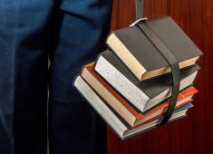 Najlepsze podręczniki do 3 klasy liceum ogólnokształcącego - przewodnik dla uczniów