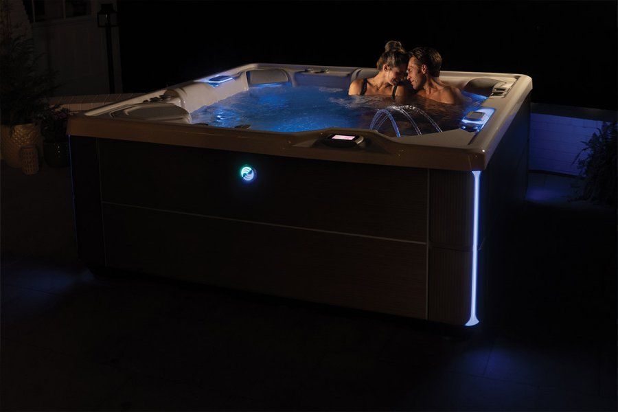 Jacuzzi ogrodowe nocą