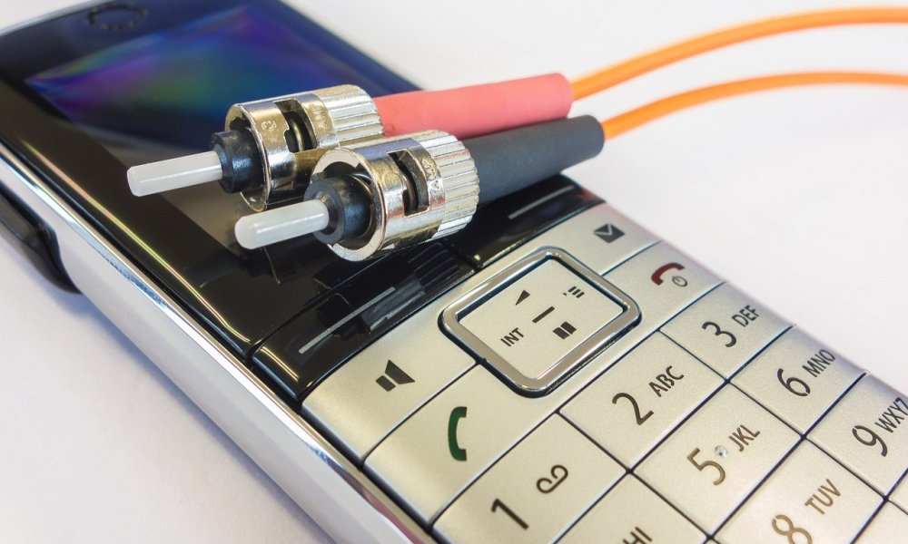 Czy prywatny detektyw może zainstalować podsłuch w telefonie?