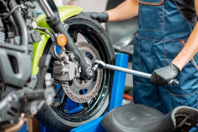 Wymiana opon w motocyklu
